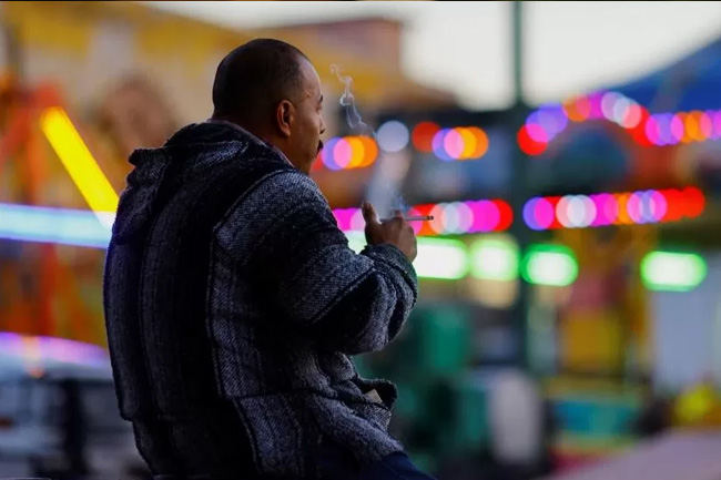 1673762013-smoking-in-public-places-6