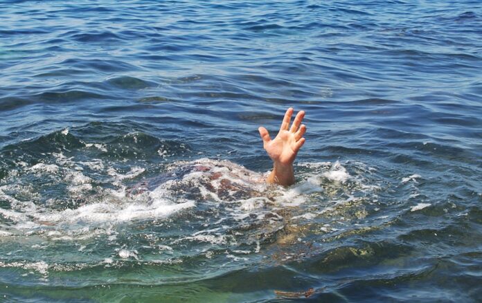 Sinking person calls on help
